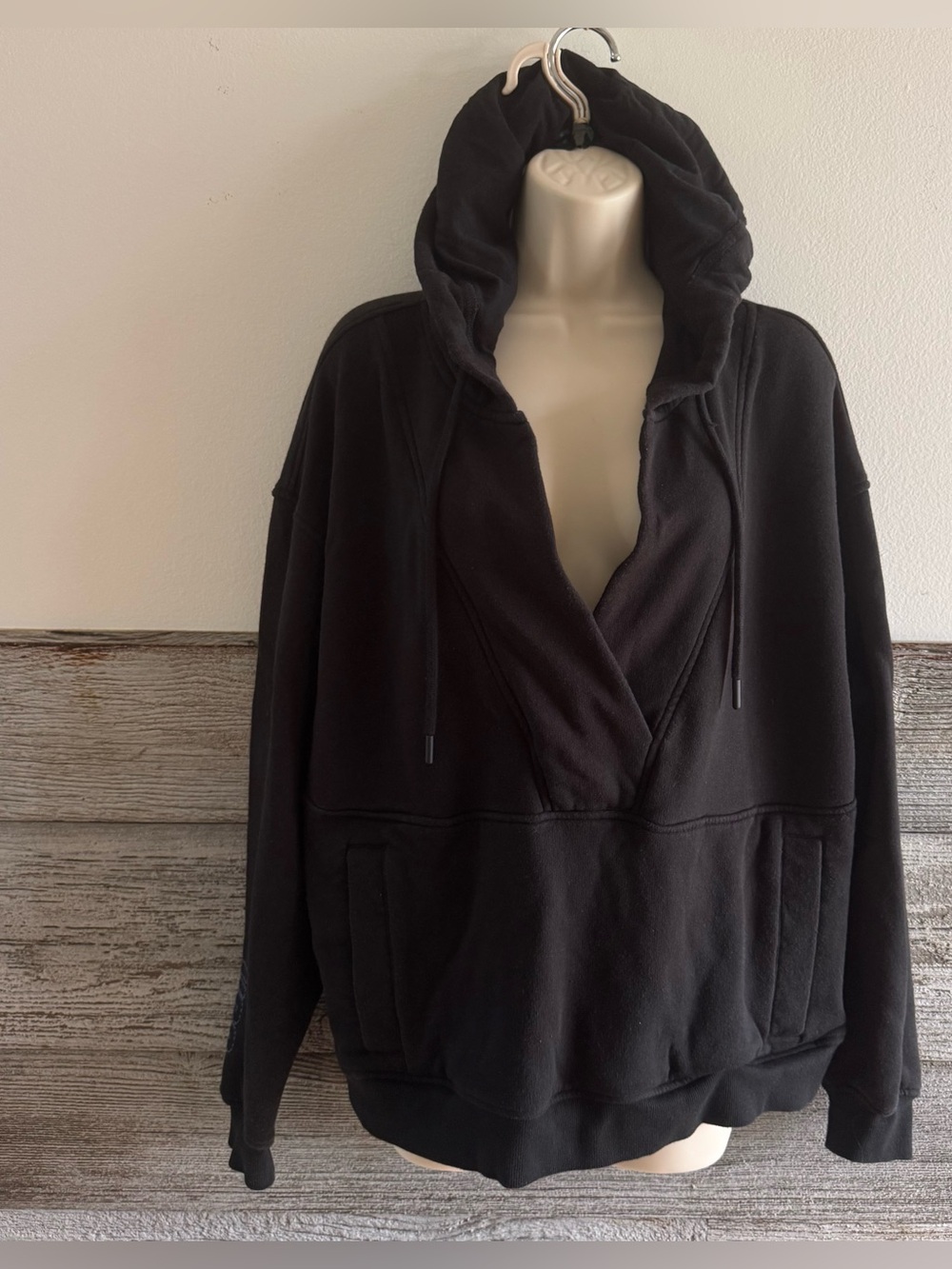 UGG Women’s Black Wrap Front Hooded Pullover Sweatshirt Size Large (Q1)
